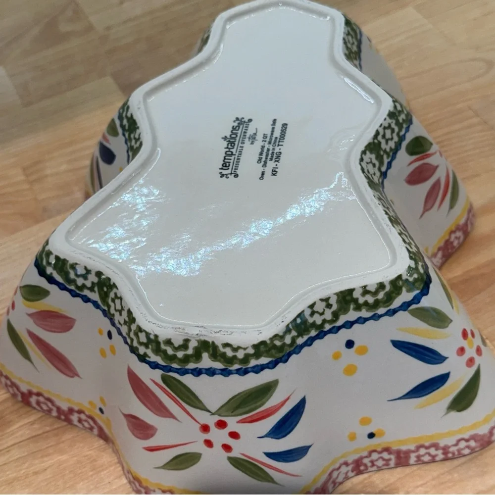 Temp-Tations Old World Confetti Tree Figural 2 QT Ovenware Baker. NWOT